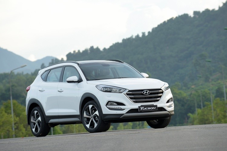 Vừa qua, Hyundai Thành Công đã chính thức giới thiệu chiếc Crossover  Hyundai Tucson 2017 CKD với 4 phiên bản đi kèm mức giá từ 815 – 950 triệu đồng. Tại thị trường Việt Nam, Tucson sẽ phải cạnh tranh trực tiếp cùng các đối thủ như Mazda CX-5, Honda CR-V hay Nissan X-trail. Đặc biệt, xét về mức tương đồng thì đối thủ chính của nó là Mazda CX-5.